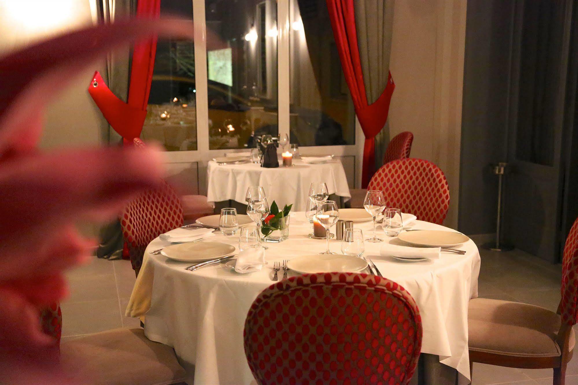 Hotel Restaurant Le Lion D'Or Saint-Hilaire-du-Harcouët Exterior foto